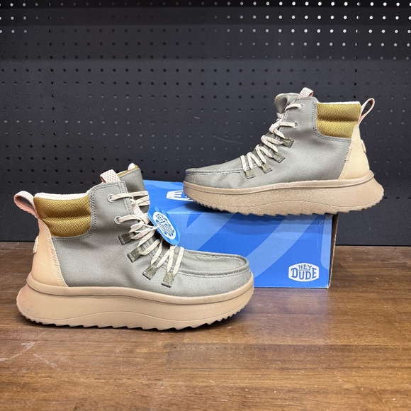 New W/ Box! Women's Hey Dude Wendy Peak Apres Coated Twill Olive Boots Size 8 - Picture 1 of 5